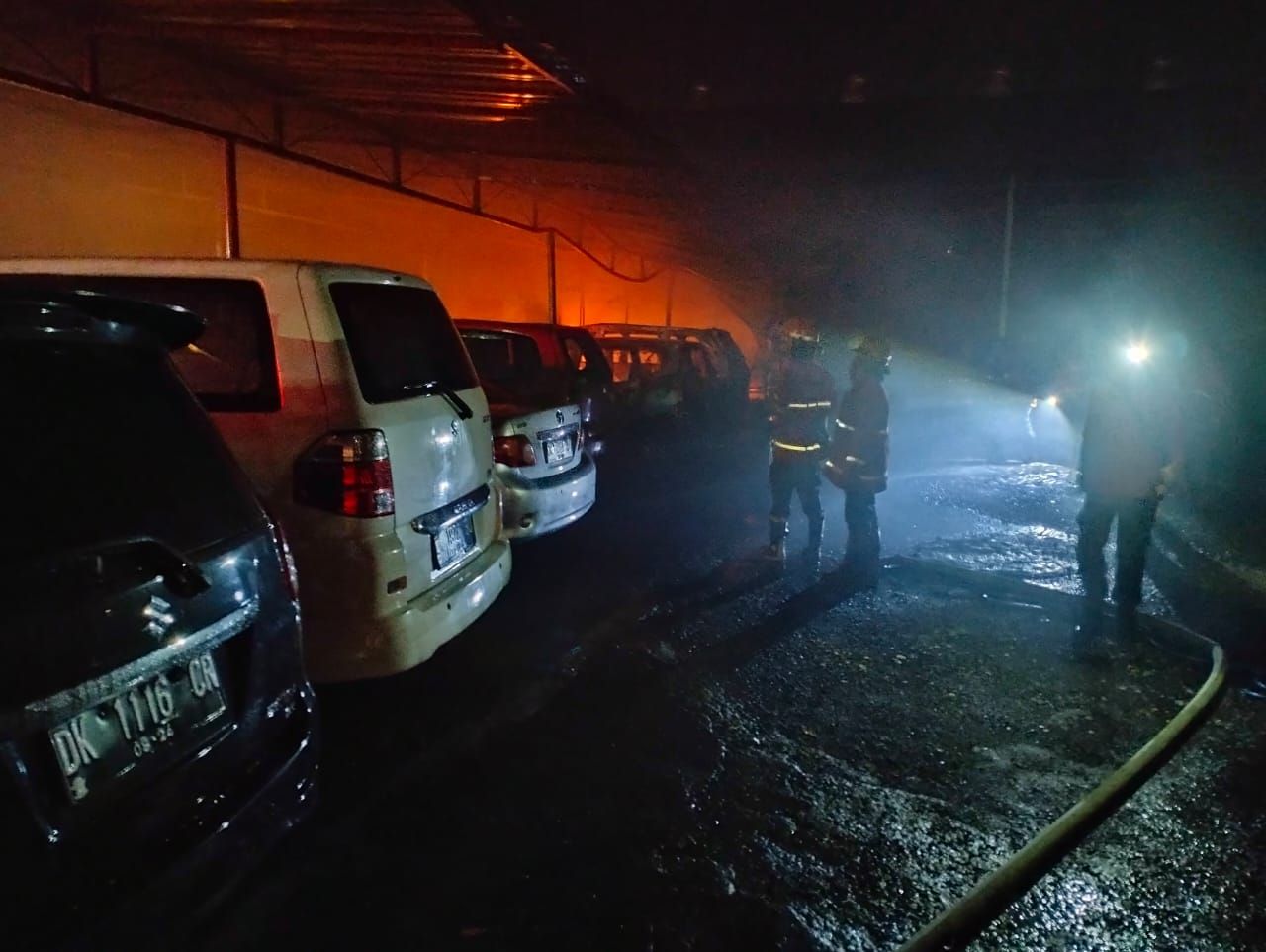 podiumnews.com-Kebakaran Bengkel Hanguskan Delapan Unit Mobil