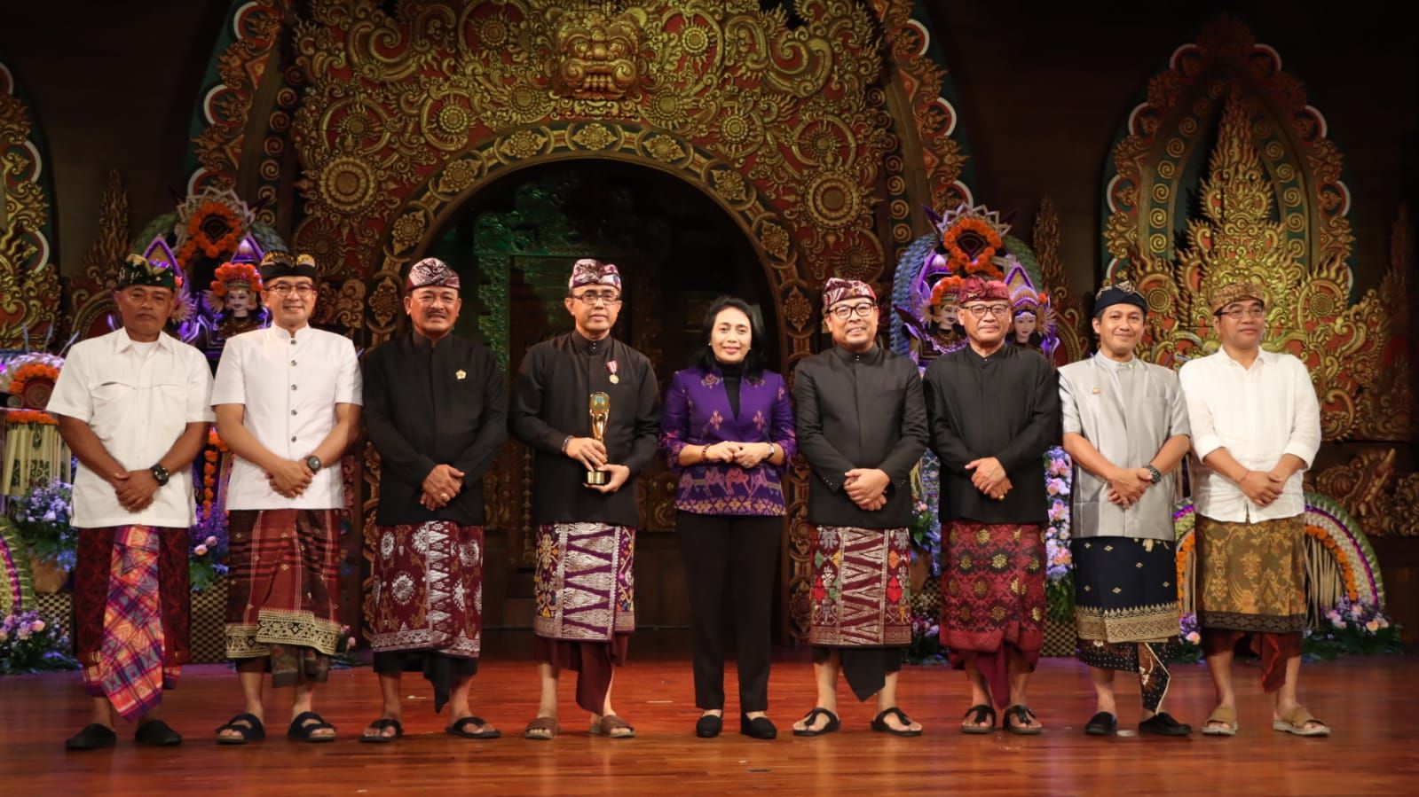 podiumnews.com-Wali Kota Berikan Penghargaan Kapolresta Denpasar