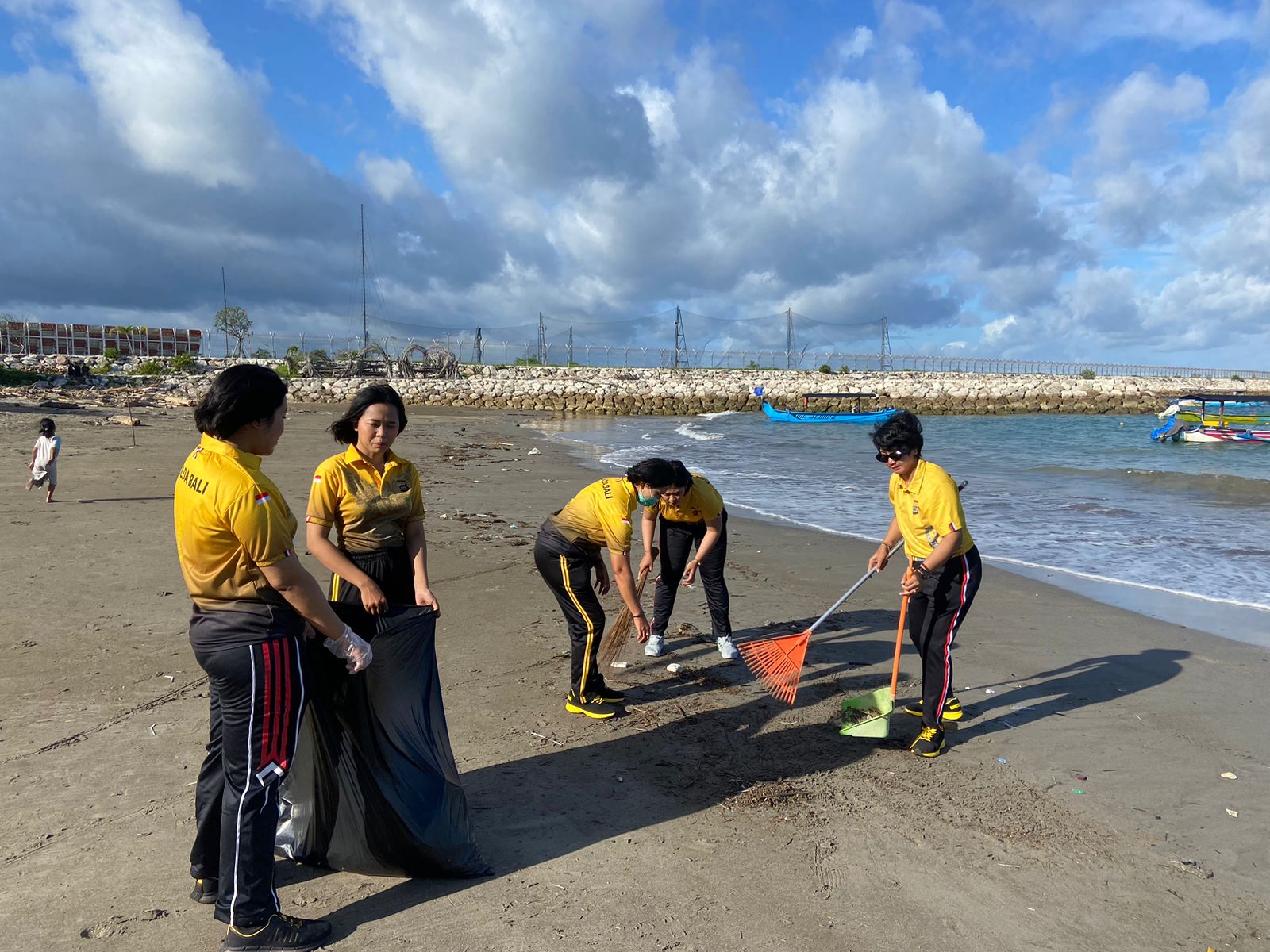 Polres Bandara Ngurah Rai Bersih Sampah di Pantai Sakeh Kuta