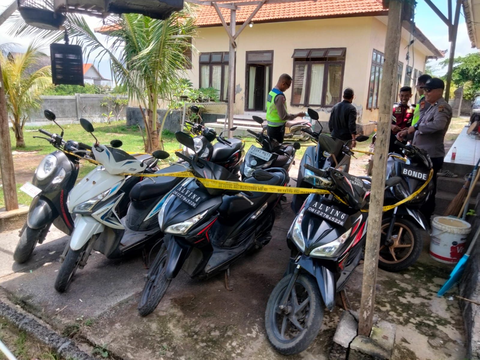 podiumnews.com-Polisi Tertibkan WNA Pakai Motor Nopol Aneh