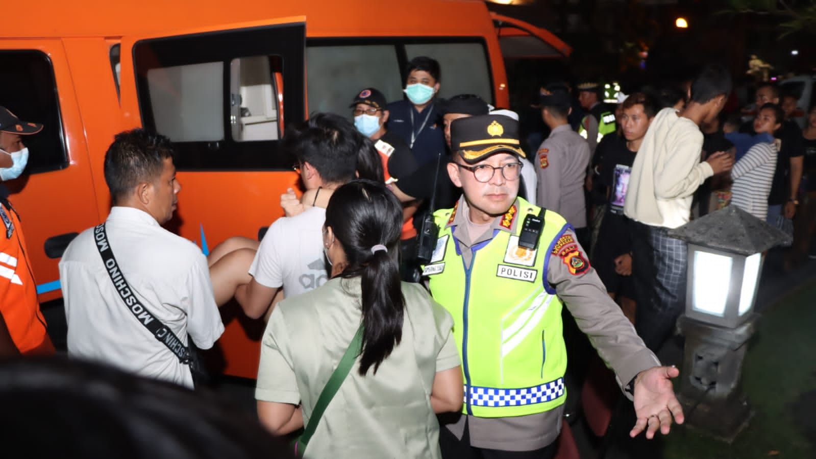 podiumnews.com-Polisi Bantu Penonton Pingsan di Pawai Ogoh-Ogoh 