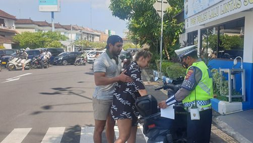 podiumnews.com-Sepekan, Polresta Denpasar Tilang 43 Turis Asing  