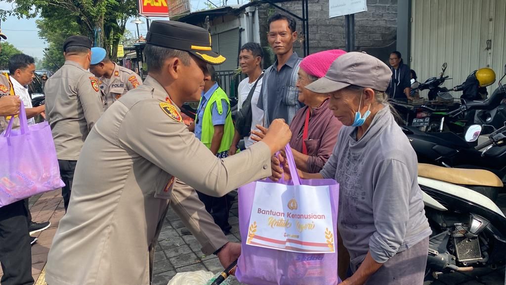 podiumnews.com-Polres Badung Bagi Sembako pada Asongan  