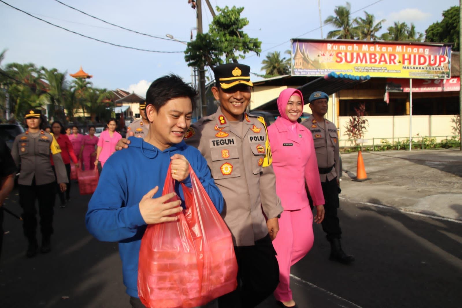 podiumnews.com-Polres Badung Gandeng Youtuber Bagikan Takjil  