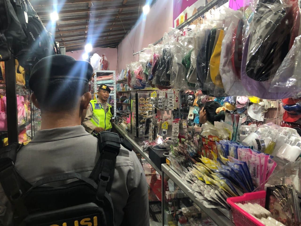 podiumnews.com-Polres Badung Cek Harga Bahan Pokok di Pasar 