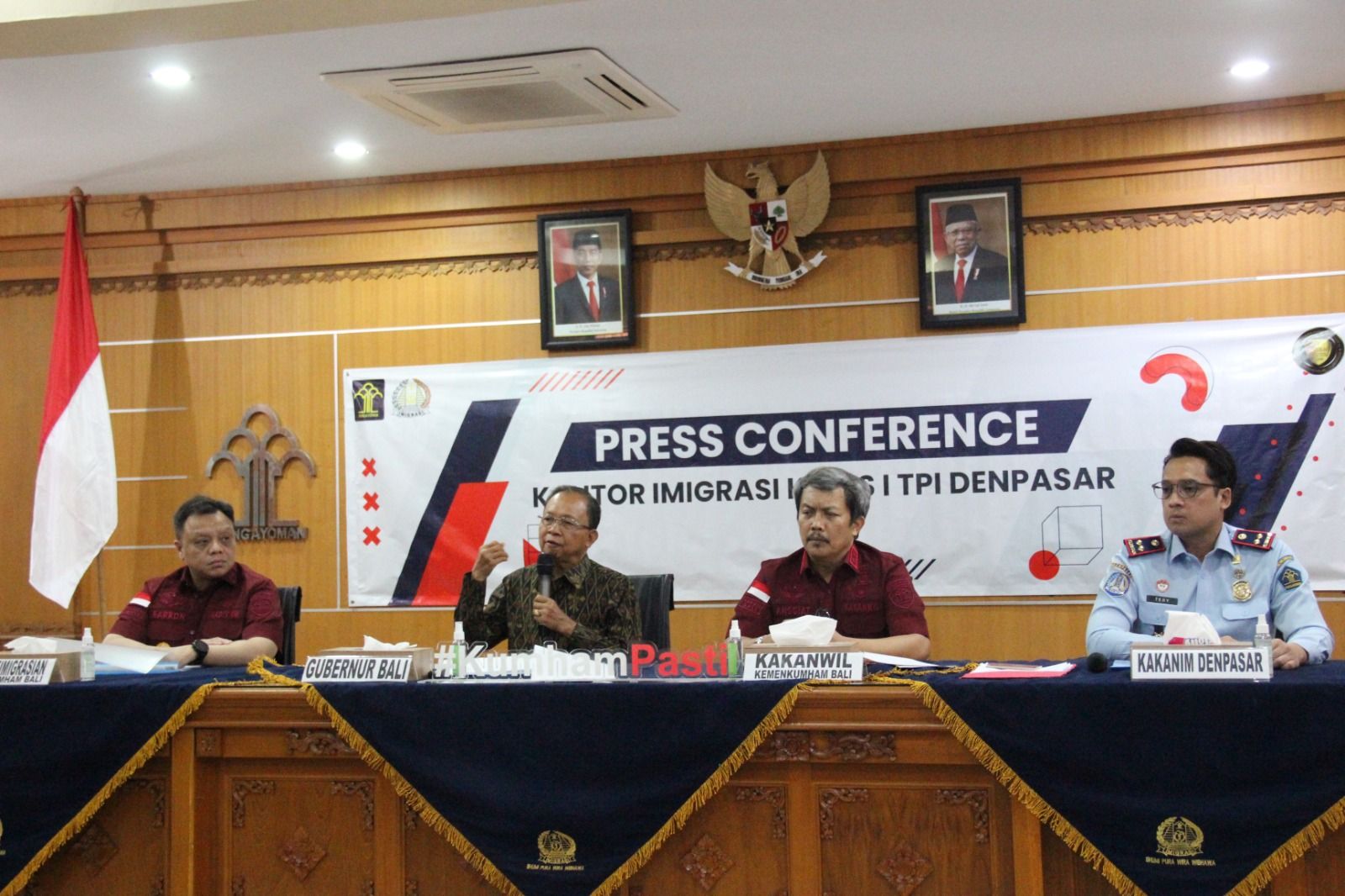 podiumnews.com-WNA Rusia Foto Bugil di Pohon Tua Dideportasi