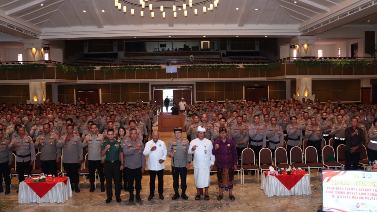 podiumnews.com-517 Personel Polresta Denpasar Dilatihan jadi Polisi Banjar