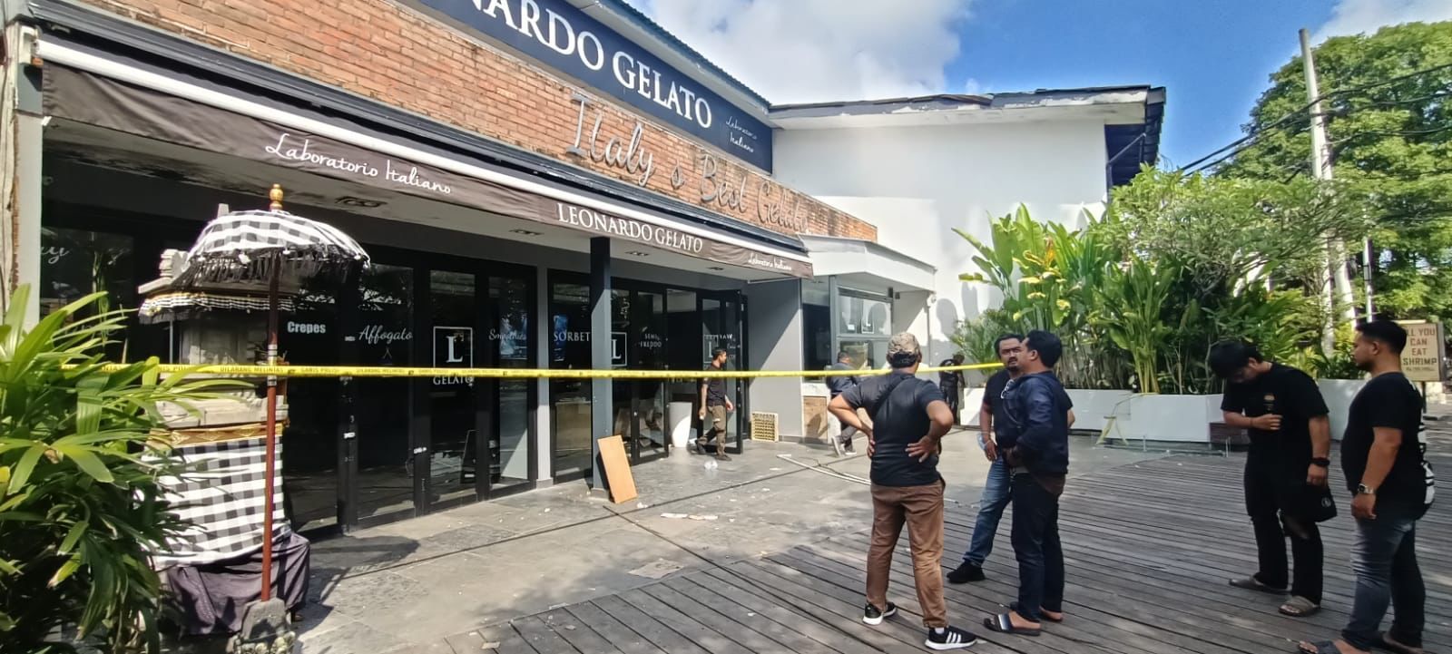 podiumnews.com-Kafe Es Krim Dijarah Puluhan Orang Tak Dikenal