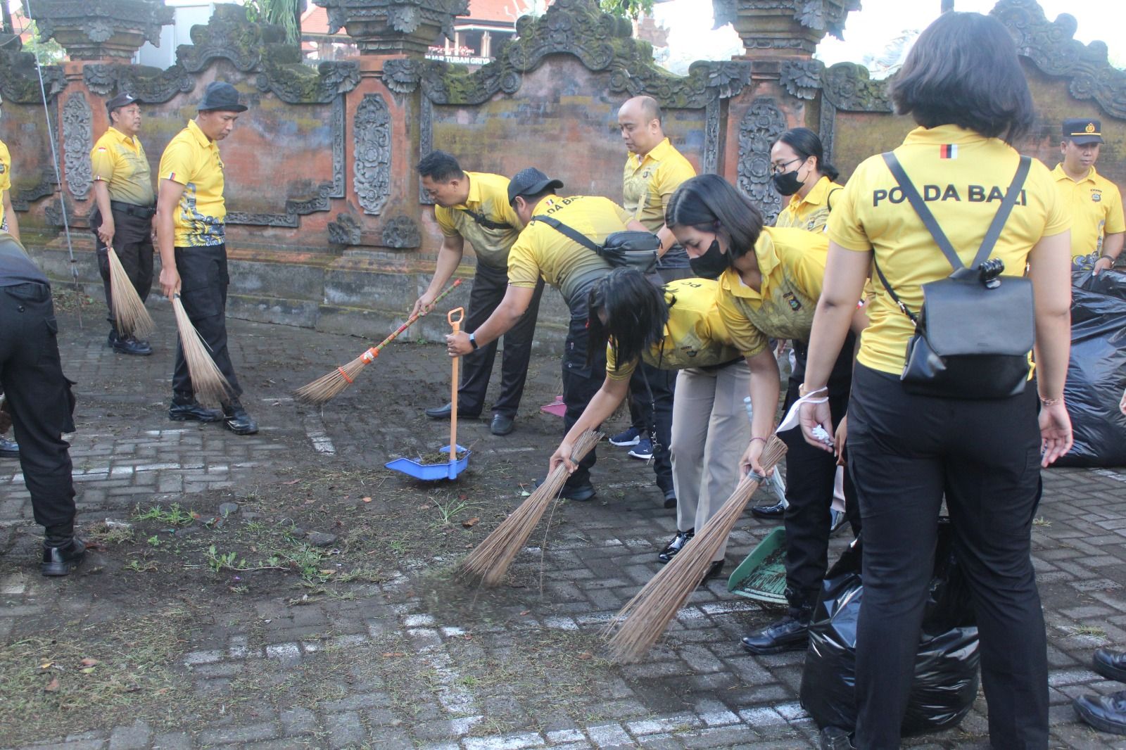 podiumnews.com-Polres Bandara Ngurah Rai Bersih-bersih di Tempat Ibadah