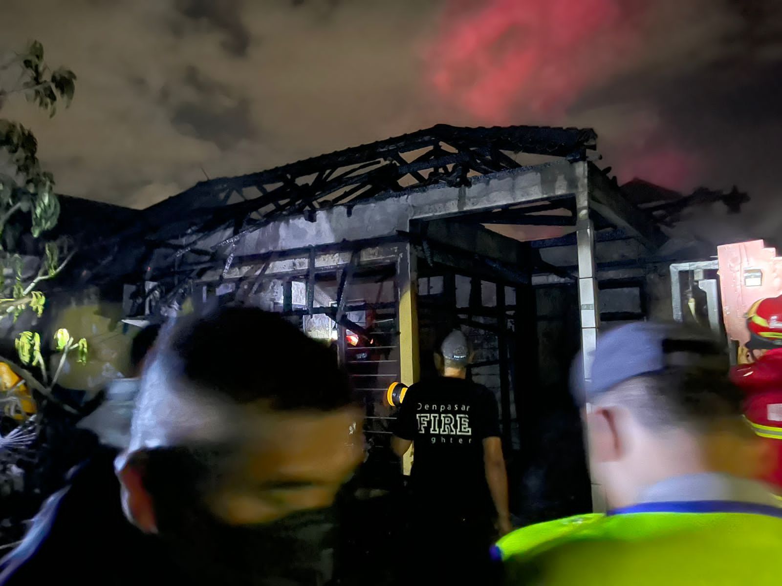 podiumnews.com-Rumah di Denbar Hangus Terbakar