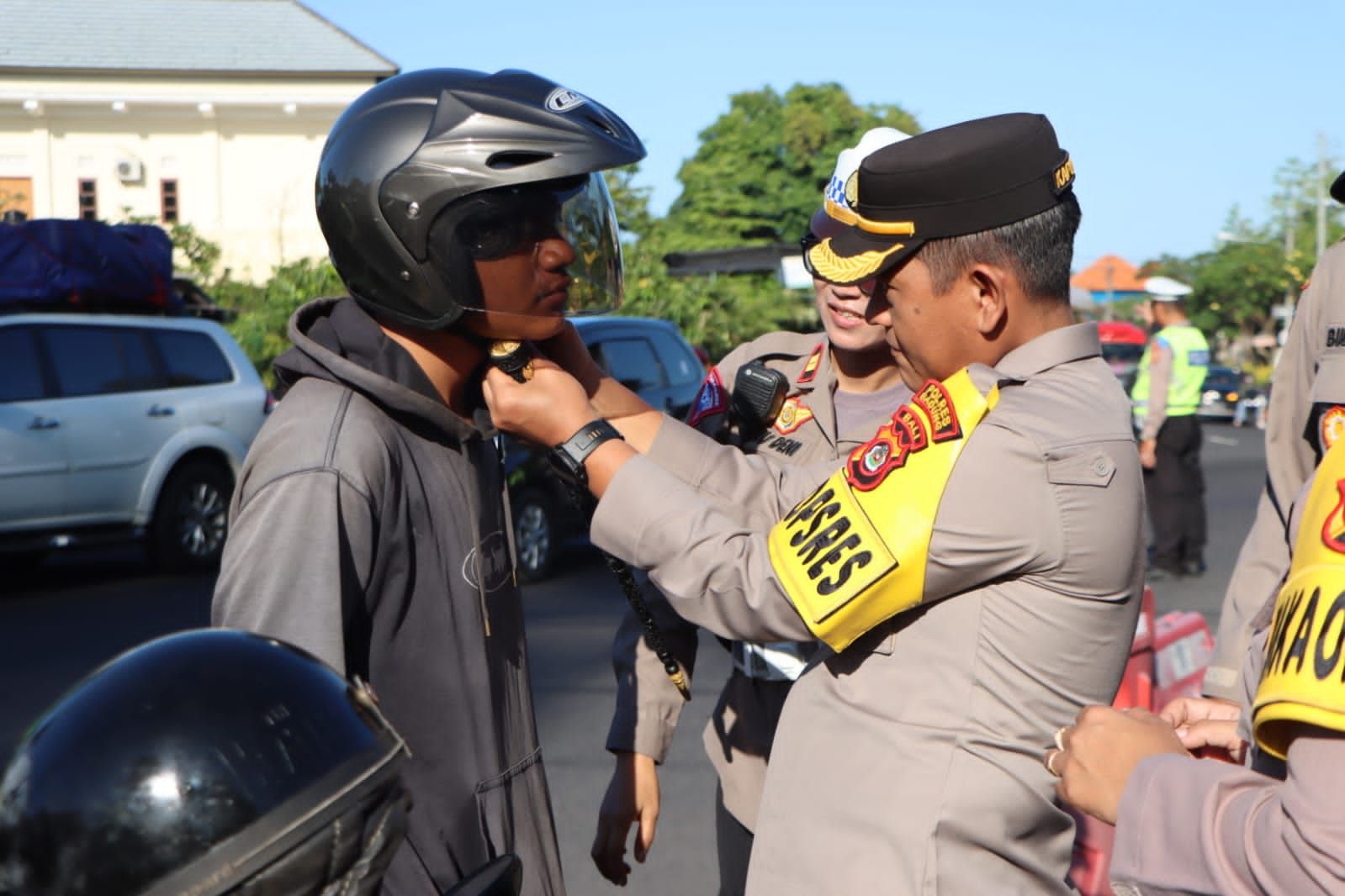 podiumnews.com-Disetop Kapolres, Yoga Diberikan Helm SNI 