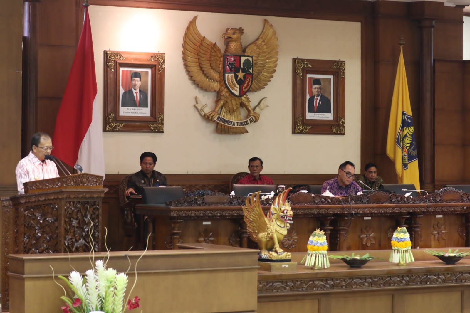 podiumnews.com-DPRD Bali Ketok Palu Lima Perda Baru