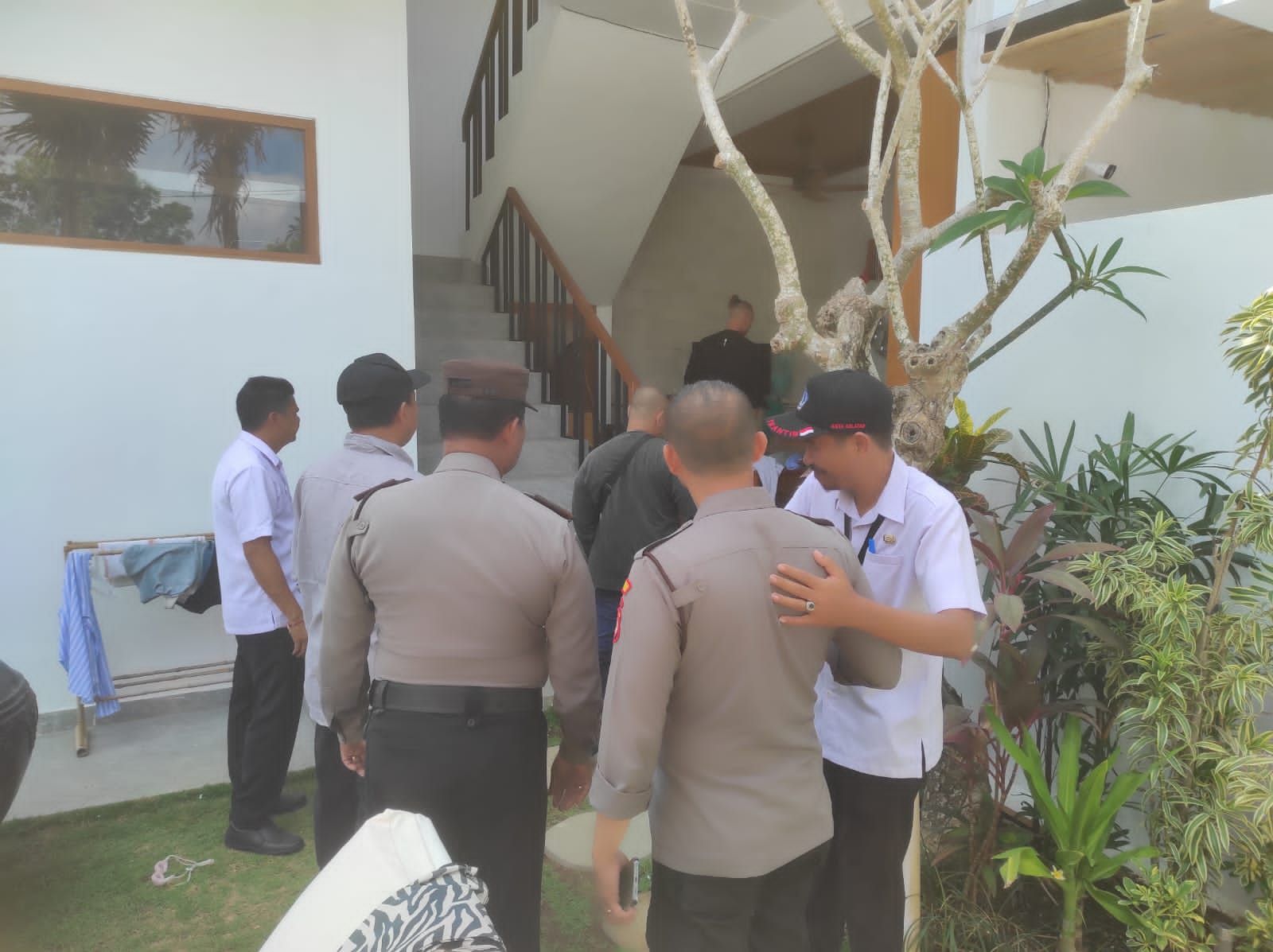 podiumnews.com-Bule Rusia Jalan Kaki Sambil Bugil