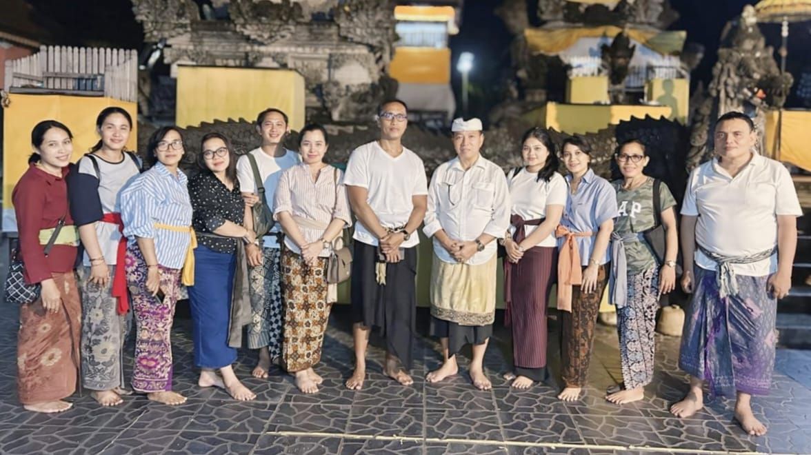 Sekretariat DPRD Badung Sembahyang di Pura Payogan Agung Kutai