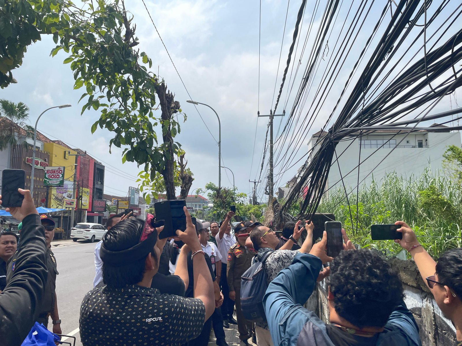 Pemkab Badung Bersihkan Kabel Liar di Kuta