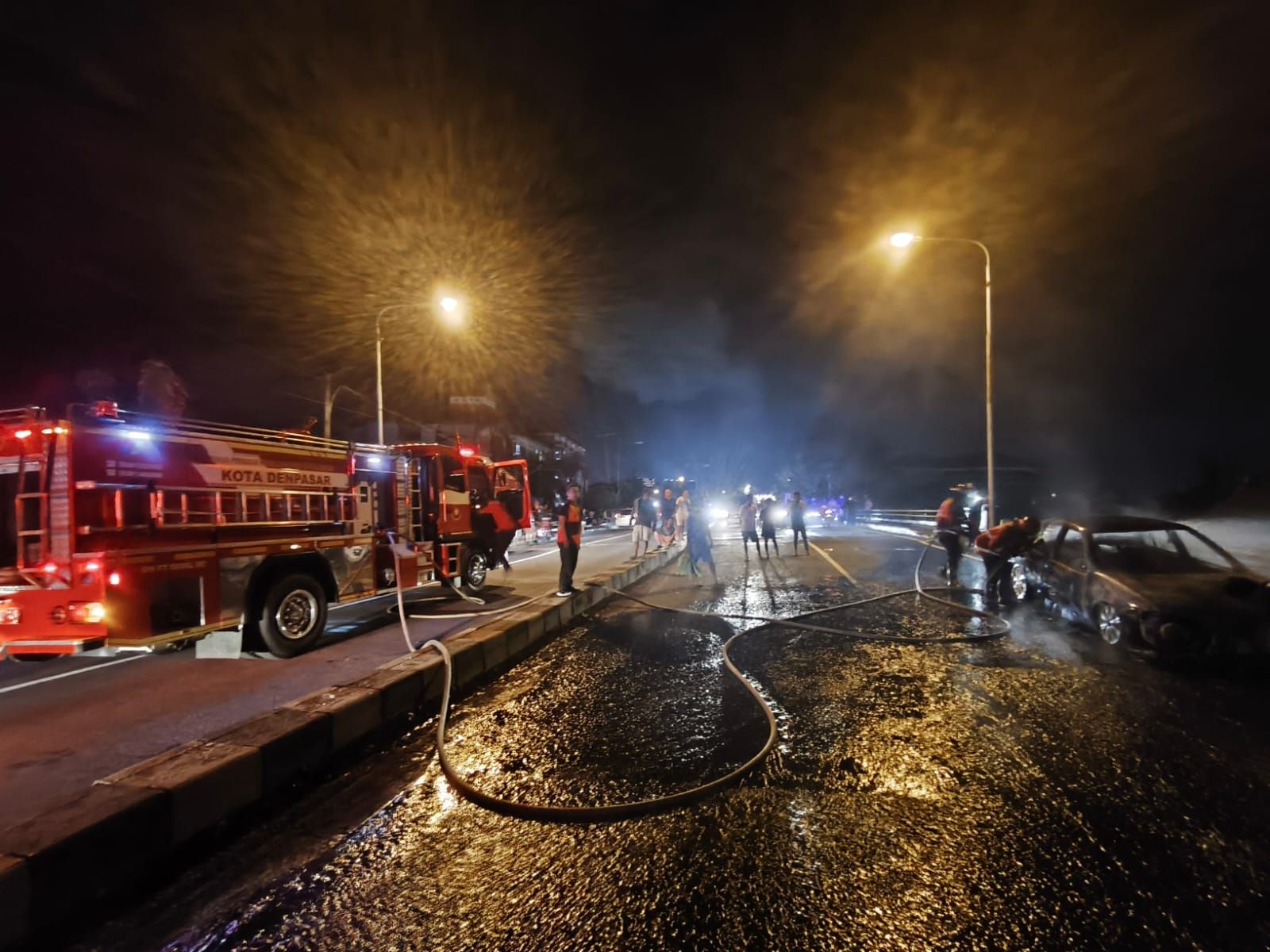 podiumnews.com-Mobil Sedan Dilalap Si Jago Merah