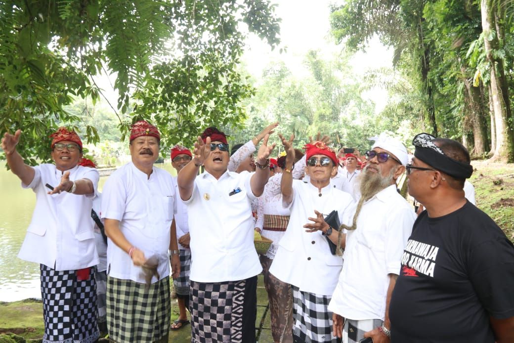 podiumnews.com-Pemkab Tabanan Sembahyang di Batukau, Sembari  Evaluasi Kinerja