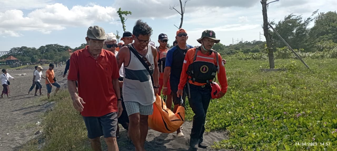 podiumnews.com- Terseret  Arus, Nelayan Ditemukan Tewas di Pantai Padang Galak 