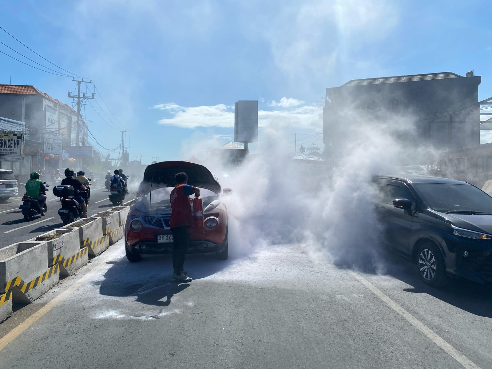 Diduga Korsleting, Nisan Juke Terbakar di Teuku Umar Denpasar
