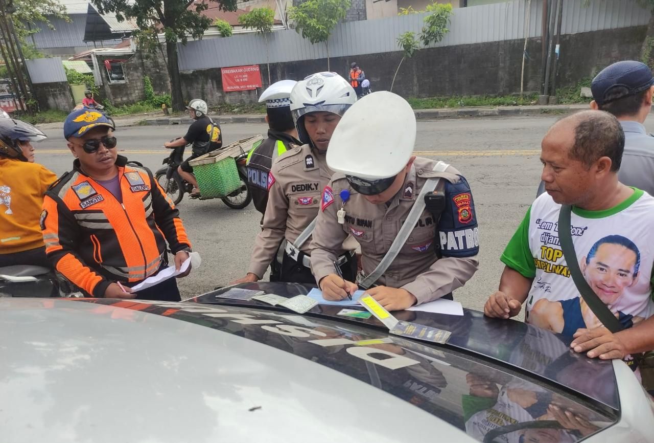 podiumnews.com-Parkir Sembarangan Truk Cargo Biang Macet di Denpasar