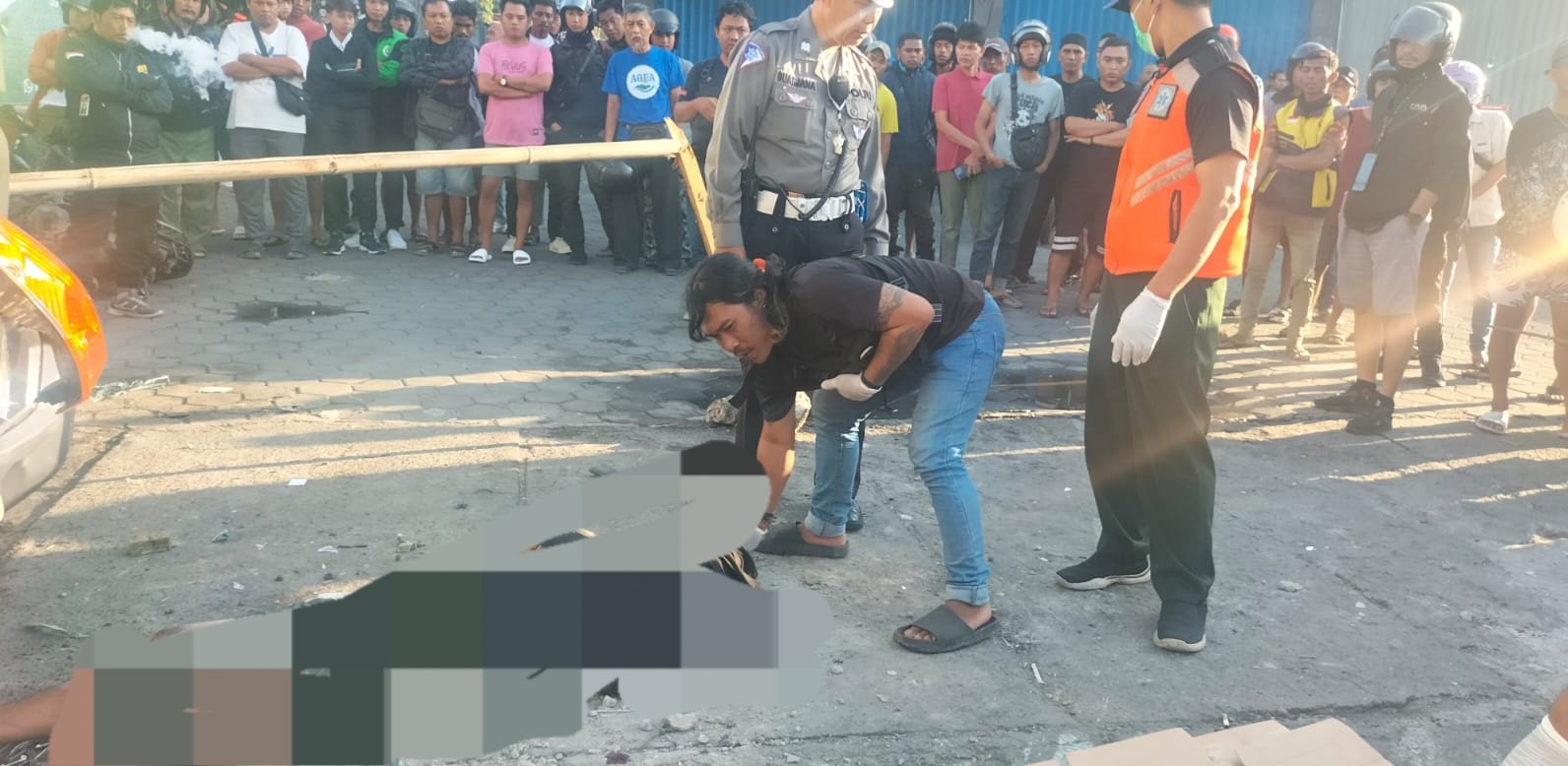 Satu Tewas, Pengendara Bonceng Tiga Tabrak Truk di Teuku Umar