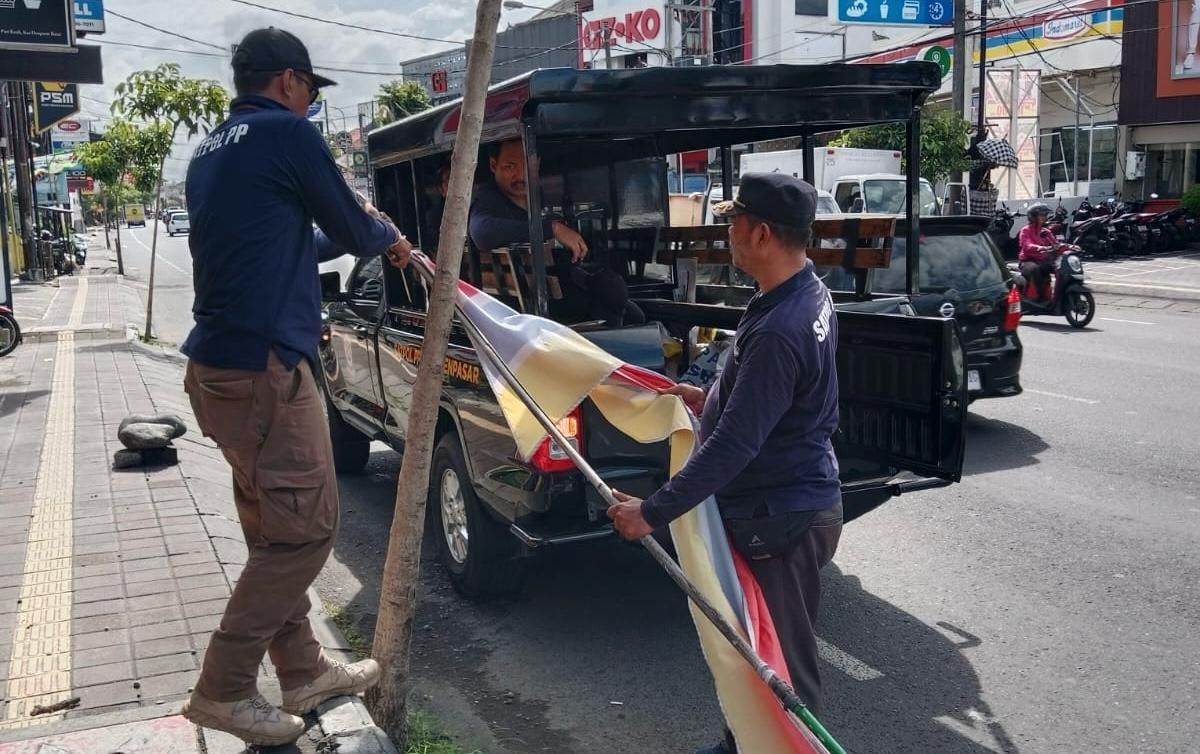 podiumnews.com-Satpol PP Denpasar Tertibkan Ratusan Media Promosi Ilegal