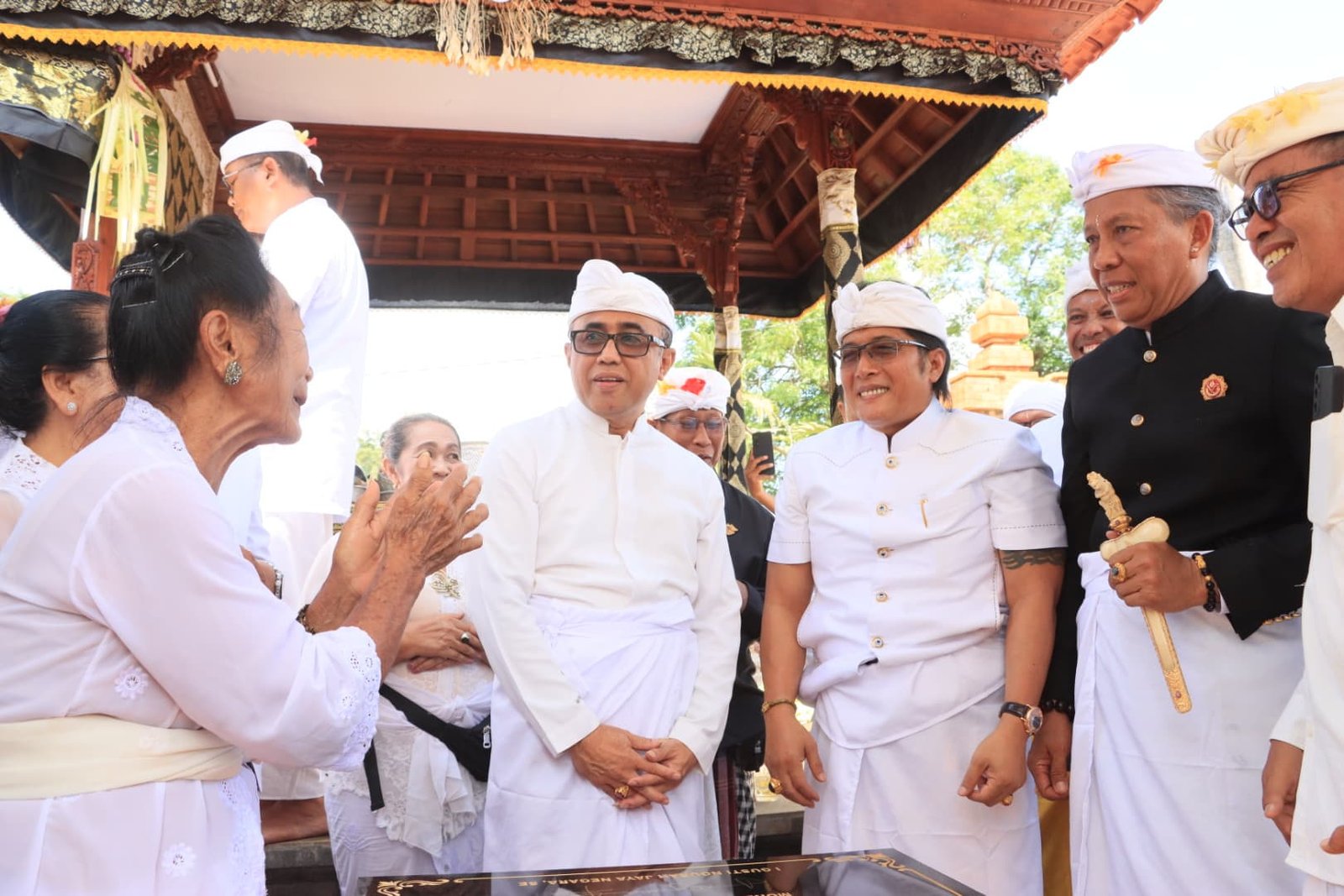 Wagub Bali dan Walikota Denpasar Suksuk Mendem Dasar di Pura Telaga Waja