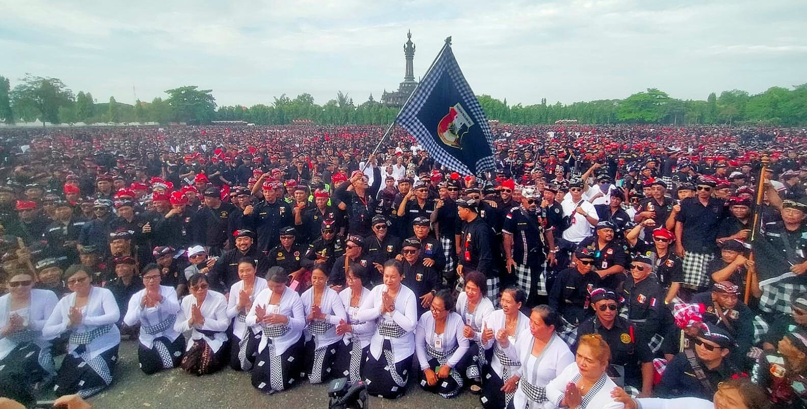 podiumnews.com-Kompak, Pecalang Dari 1.500 Desa Adat Tolak Preman Berkedok Ormas