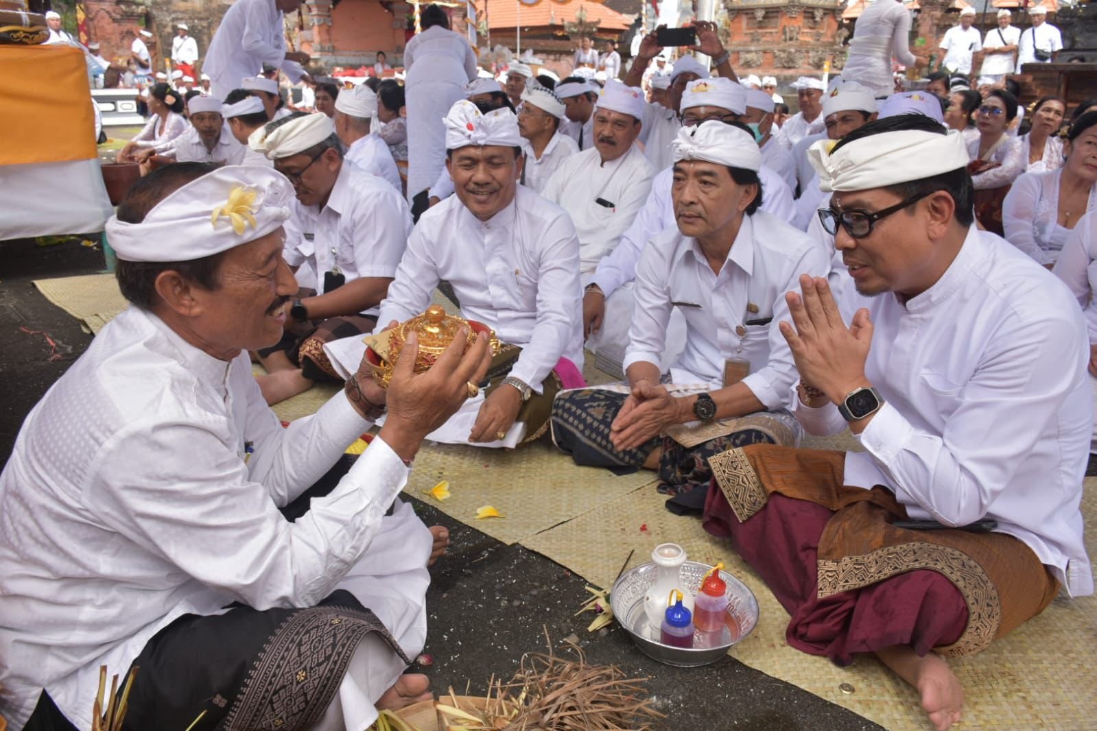 Wakil Walikota Denpasar Arya Wibawa Hadiri Pujawali di Desa Adat Tonja