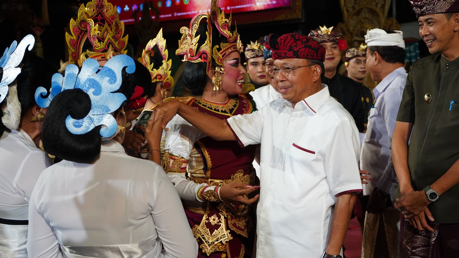 Gubernur Koster Apresiasi Penampilan Duta Seni Gianyar dan Klungkung di Parade Gong Kebyar PKB 2025