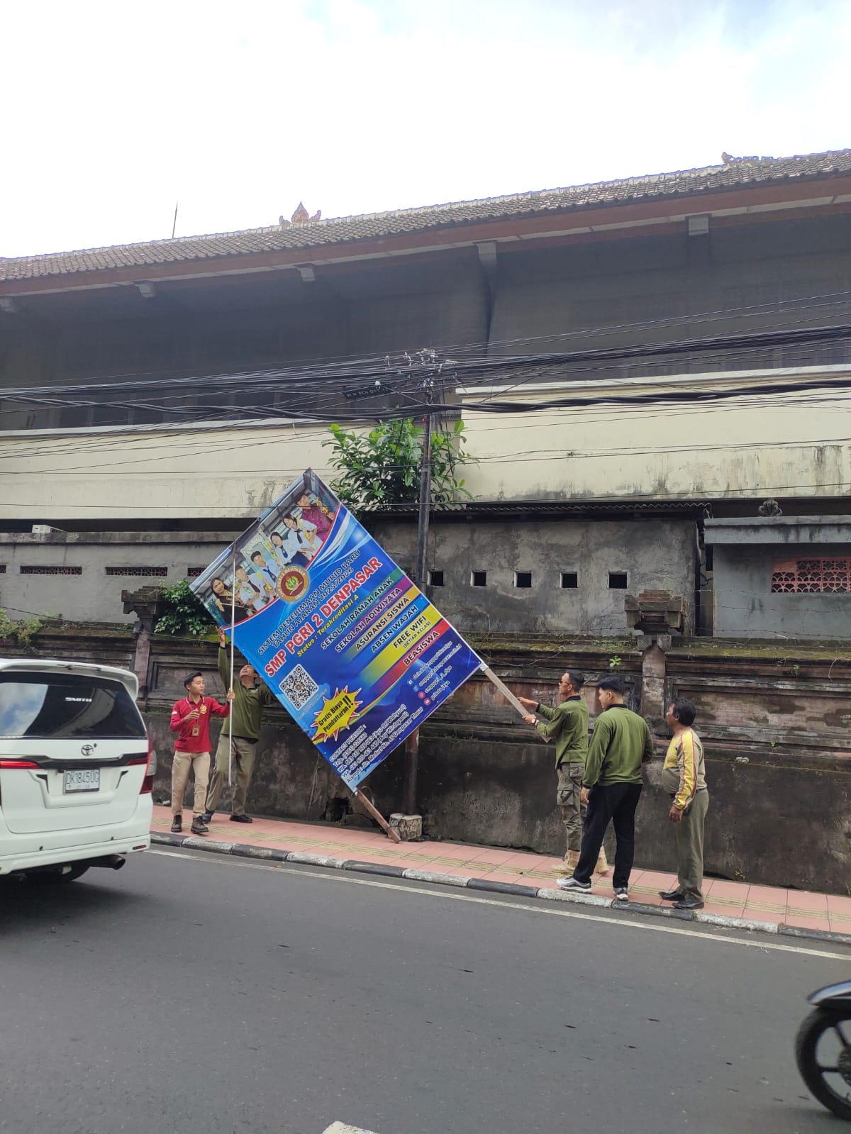 Satpol PP Kota Denpasar Berangus Baliho di Beberapa Lokasi