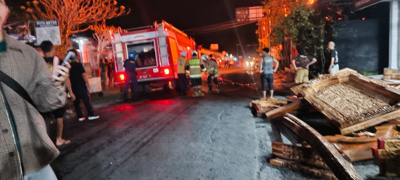 Gudang Kayu Terbakar di Mengwi, Kerugian Rp 1 Miliar