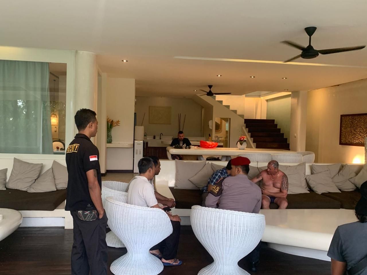 Bule Australia Pembakar Mobil Ditahan di Polsek Kuta Utara