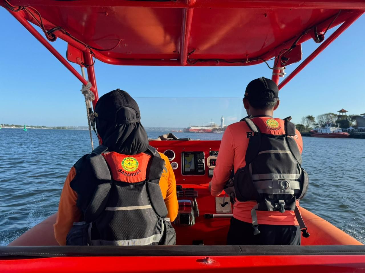 podiumnews.com-Fast Boat Dolpin II Tenggelam Dihantam Ombak Dekat Pelabuhan Sanur