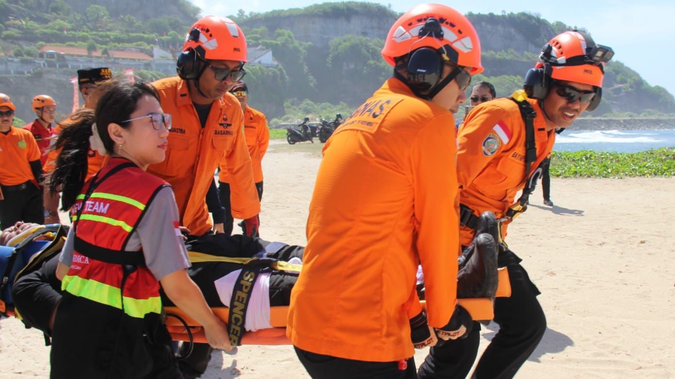 Pemain Paralayang Tabrak Tebing Pantai Melasti, Ternyata Ini yang Terjadi