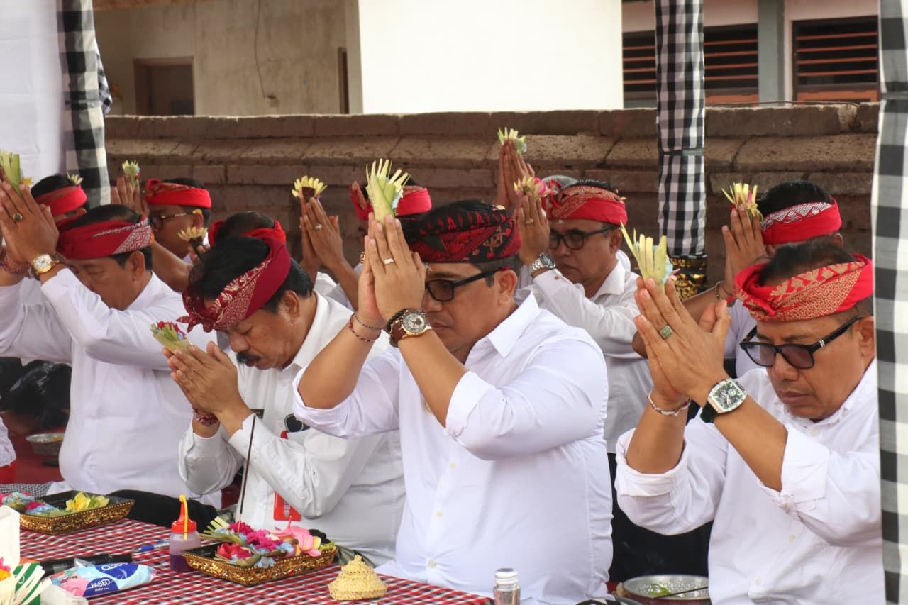 podiumnews.com-Bupati Tabanan Hadiri Upacara Pemelaspasan di Desa Adat Buahan