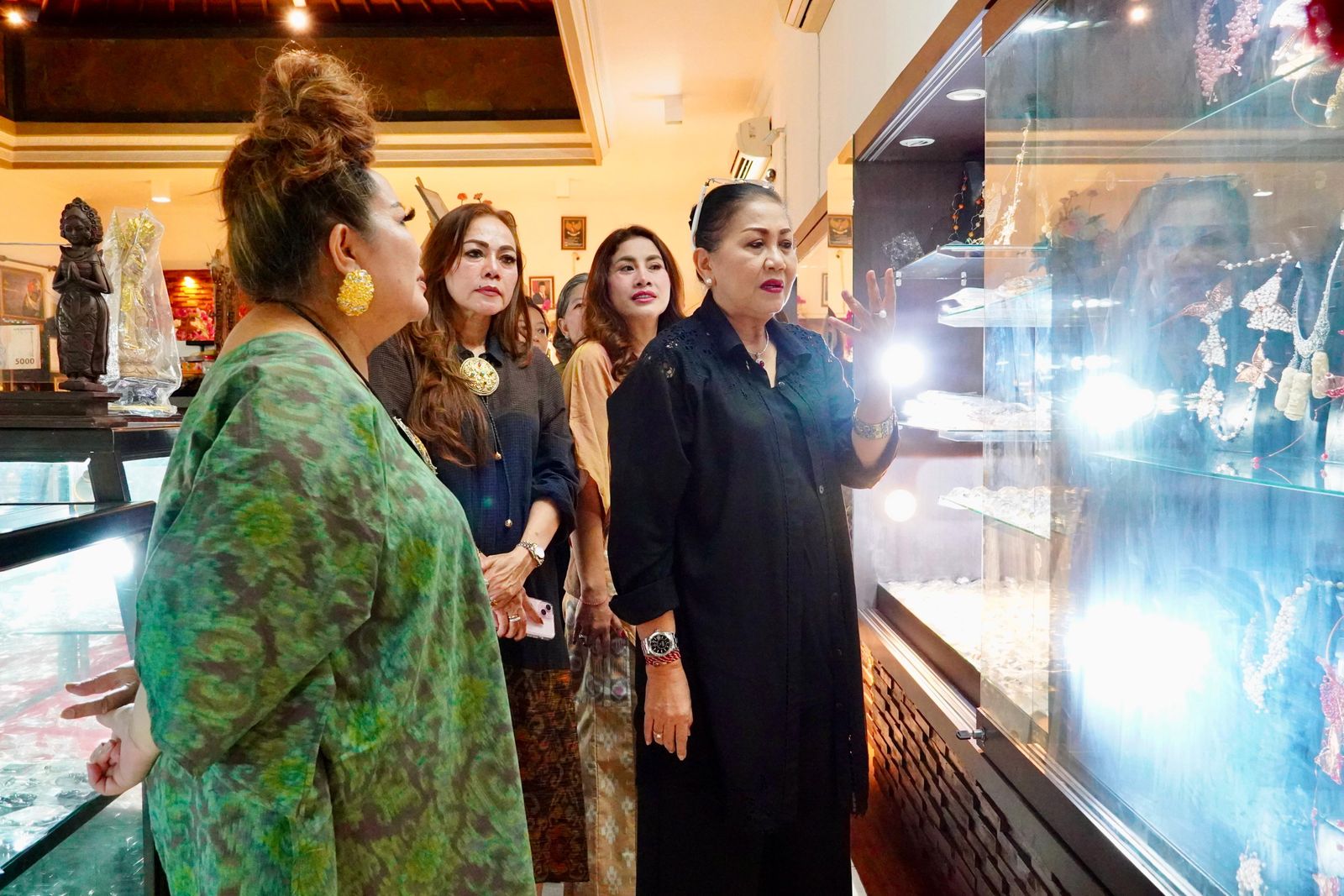 podiumnews.com-Ketua Dekranasda Bali Kunjungi Perajin Perak Celuk, Dorong Promosi Produk