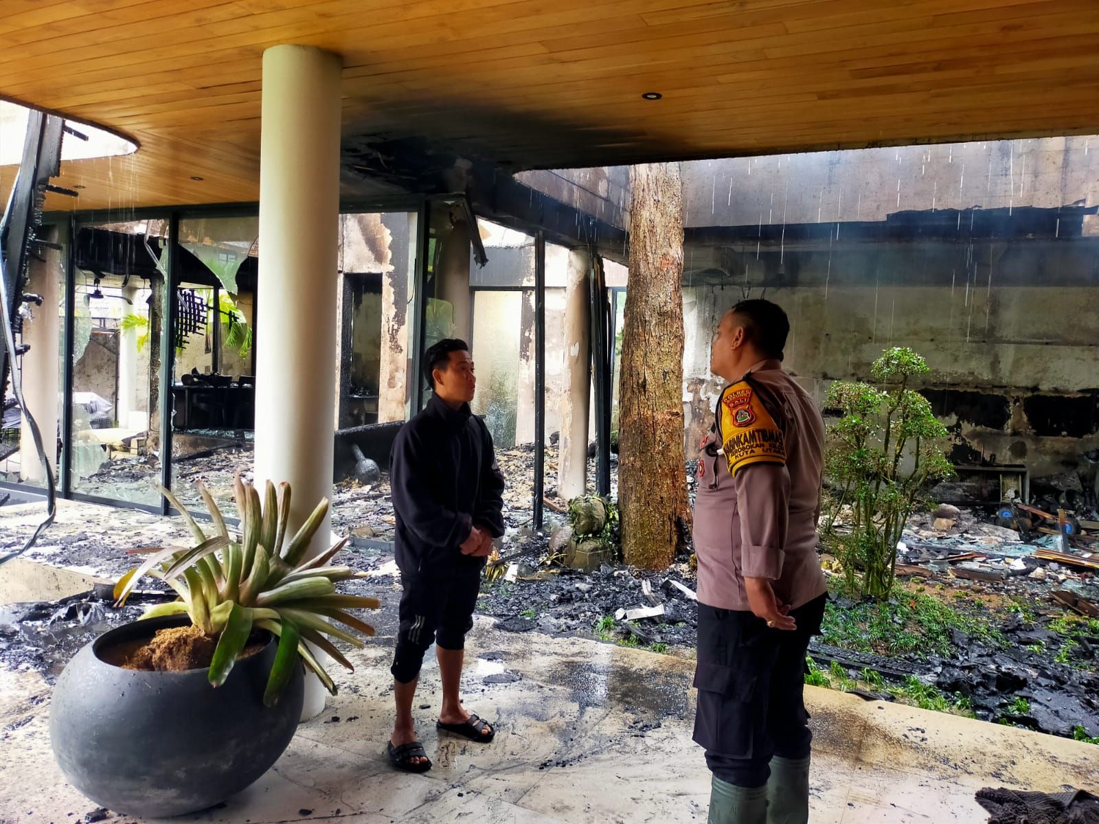 podiumnews.com-Vila Mewah di Batubelig Ludes Terbakar, Rugi Rp8 Miliar