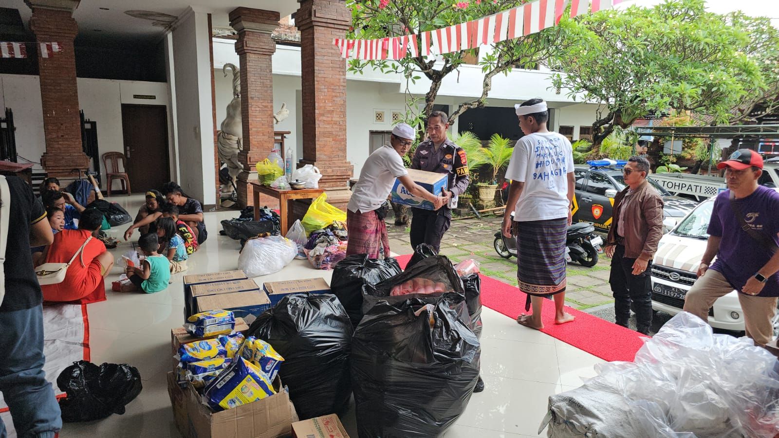 Banjir Bali, Polresta Denpasar Beri Bantuan di Posko dan Bersihkan Sampah
