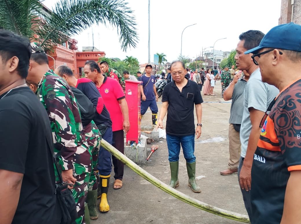 Gubernur Bali Pimpin Langsung Penyedotan Banjir di Basement Pasar Badung