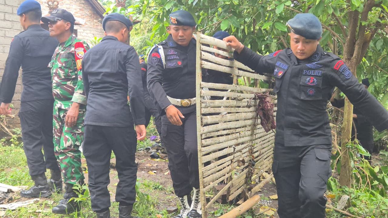 Personel Polri dan TNI Kerja Bakti Bersihkan Lokasi Banjir Bali