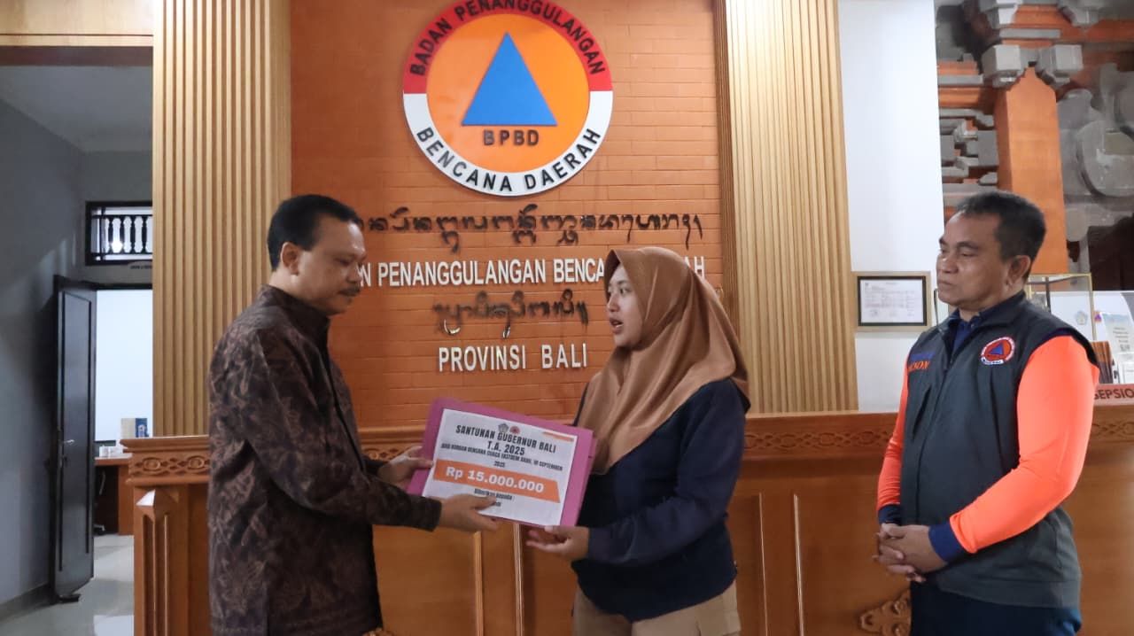 podiumnews.com-Sekda Bali Serahkan Santunan kepada Ahli Waris Korban Banjir