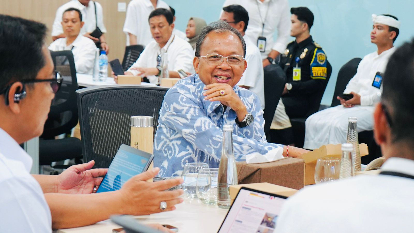 podiumnews.com-Gubernur Bali Pimpin Rapat Peningkatan Pelayanan Bandara Ngurah Rai