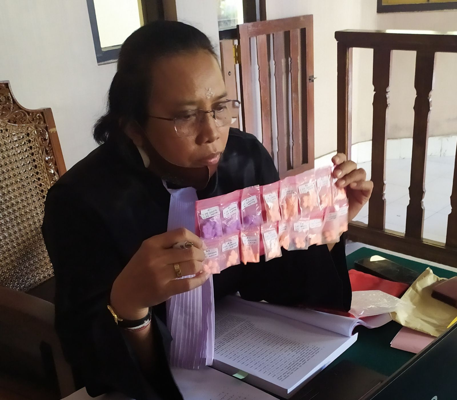 podiumnews.com-Ambil Tempelan 100 Butir Ekstasi, Saepudin Dituntut 15 Tahun