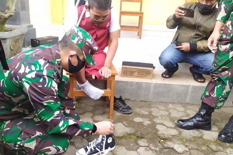 podiumnews.com-Kodim Bangli Bagikan 100 Sepatu Peringati Hari Anak 2020