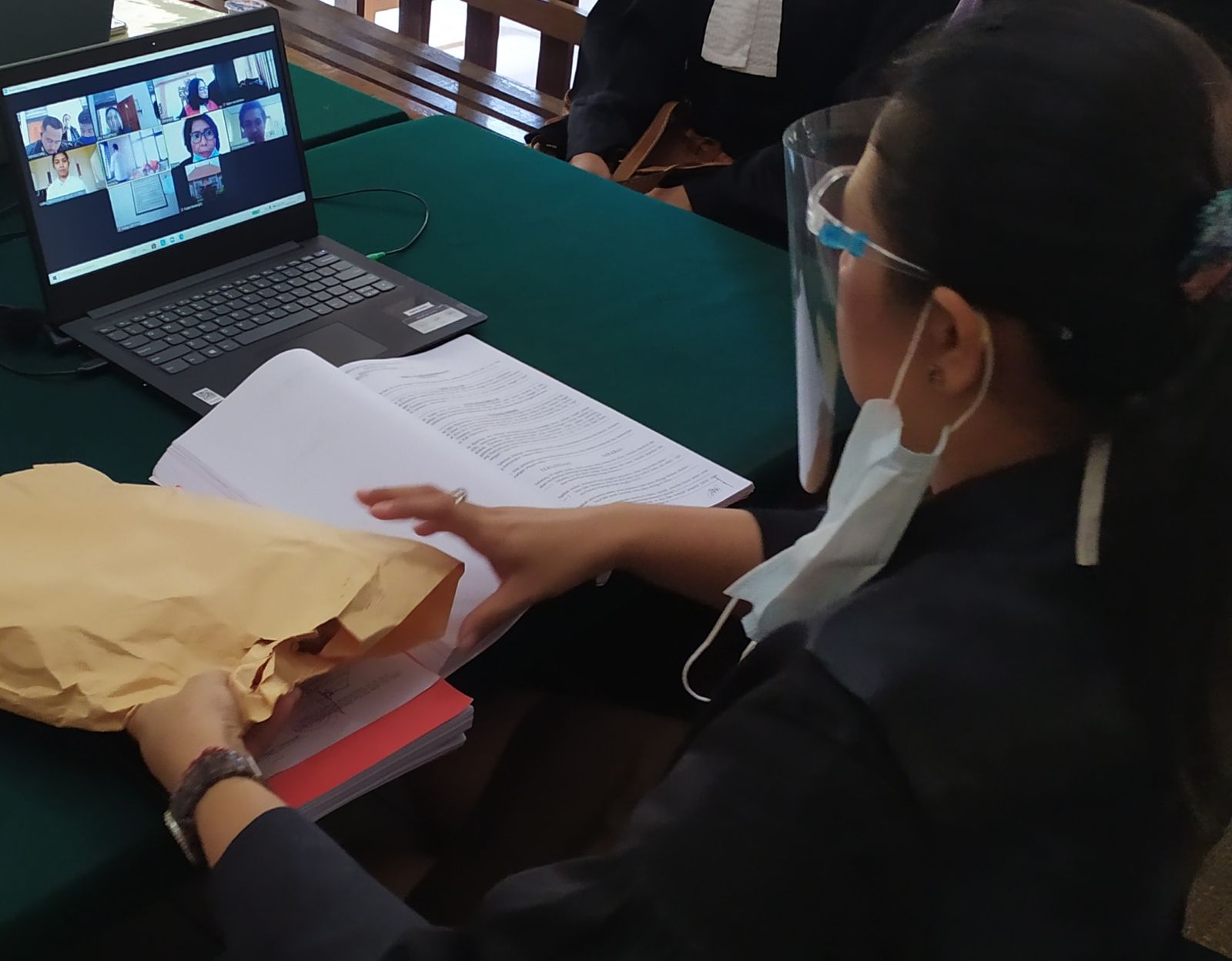 podiumnews.com-Ambil Paket Esktasi di Dalam Toko, Perempuan ini Dituntut 3,5 Tahun