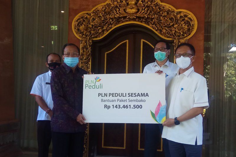 podiumnews.com-PLN Bali Serahkan Paket Sembako Kepada Masyarakat Terdampak COVID-19
