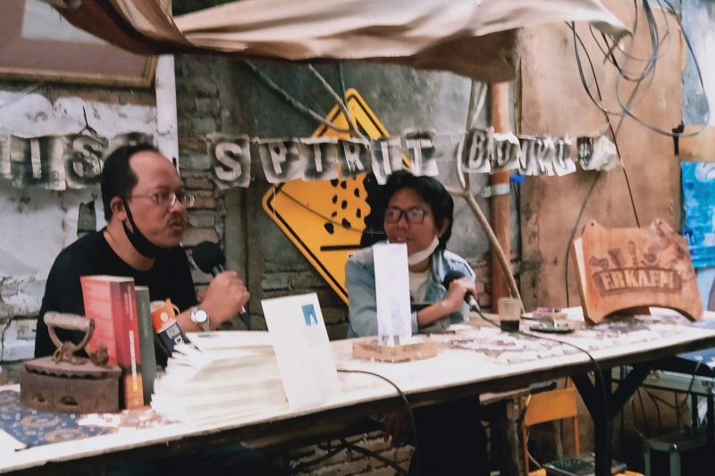 podiumnews.com-Makna Cinta dari Kumpulan Puisi "Sepucuk Surat dan Kisah Masa Kecil"