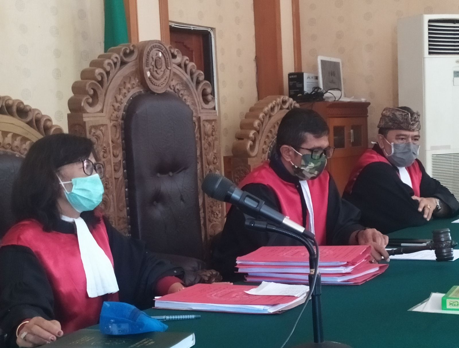 podiumnews.com-Terdakwa Narkoba ini Telihat Cuek saat Hakim Vonis 10 Tahun Penjara