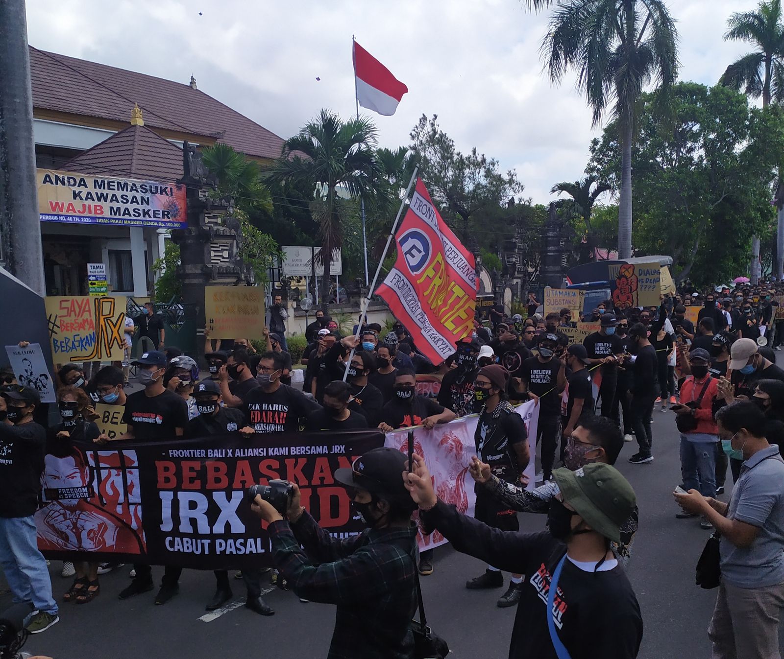 podiumnews.com-Ratusan Masa Datangi PN Denpasar Saat Sidang Perdana Jerinx SID 